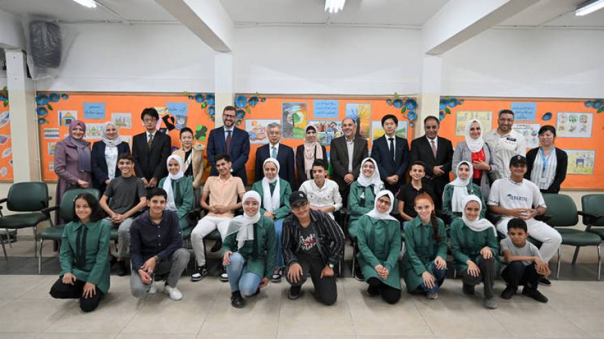سفير اليابان في الأردن يزور مدرسة ومركز صحي للأونروا في مخيم عمان الجديد