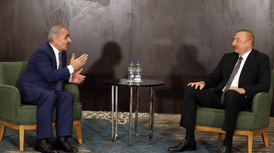 اشتية يبحث مع رئيس أذربيجان تعزيز التعاون ويدعو لفتح سفارة لها في فلسطين