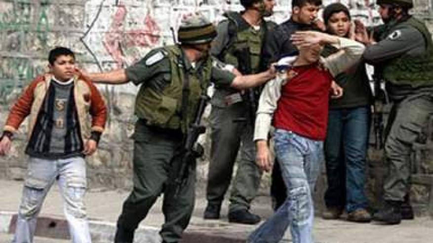 الاحتلال يعتقل فتيين من مخيم العروب ويغلق المدخل الرئيس لكلية فلسطين