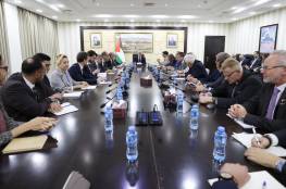 رئيس الوزراء يدعو ممثلي دول أوروبية للضغط لوقف العدوان وإعادة الكهرباء والمياه وفتح ممرات آمنة للأدوية والأغذية في غزة