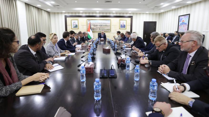 رئيس الوزراء يدعو ممثلي دول أوروبية للضغط لوقف العدوان وإعادة الكهرباء والمياه وفتح ممرات آمنة للأدوية والأغذية في غزة