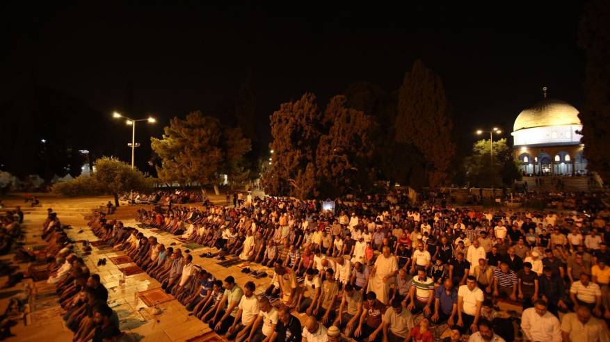 الآلاف يؤدون صلاة التراويح في رحاب المسجد الأقصى