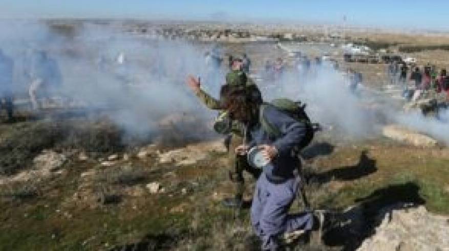 الاحتلال يواصل انتهاكاته: إصابات واعتقالات وجرف الأراضي واقتلاع الزيتون وإغلاق الطرق