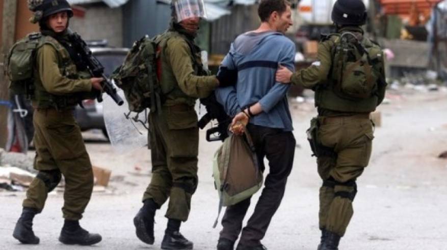 الاحتلال يعتقل 14 مواطنا من الضفة بينهم صحفي