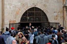 المقدسيون يرفعون علم فلسطين في باب الرحمة ويكبرون ابتهاجا بنصرهم بفتح مصلى الرحمة المغلق منذ 2003