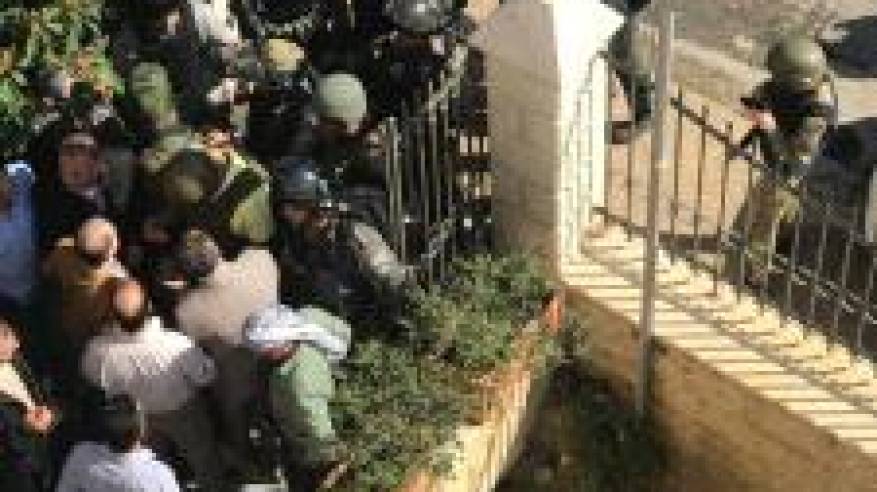 إصابات خلال اقتحام الاحتلال لمقر محافظة ووزارة شؤون القدس