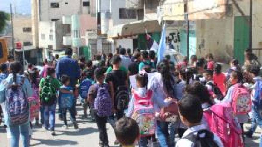 مسيرة طلابية في مخيم الفارعة دعما للرئيس عباس
