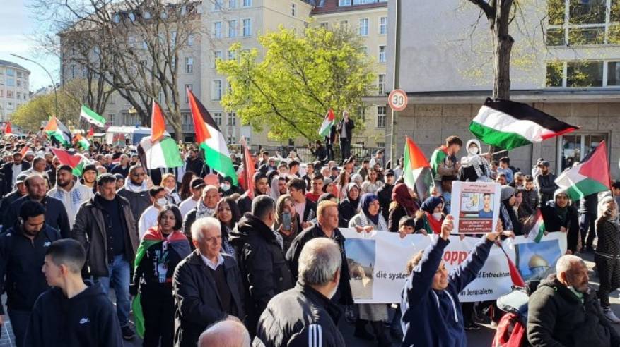 في يوم الأسير.. تظاهرة حاشدة في ألمانيا دعماً للأسرى الفلسطينيين