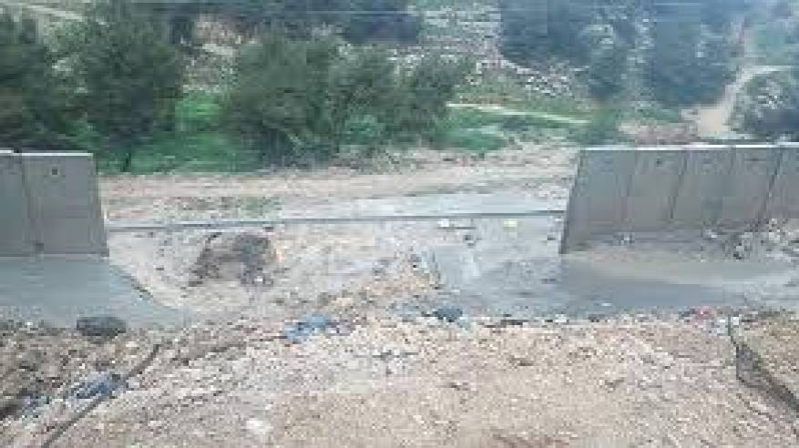 انهيار مقاطع من الجدار العنصري بمخيم شعفاط بفعل الأمطار