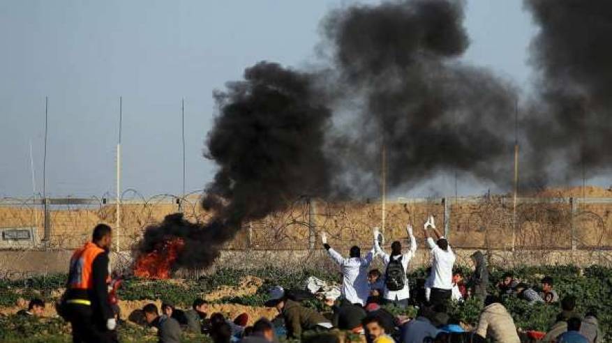 استشهاد مواطنة وإصابة 25 آخرين وصحفيين ومسعف في غزة