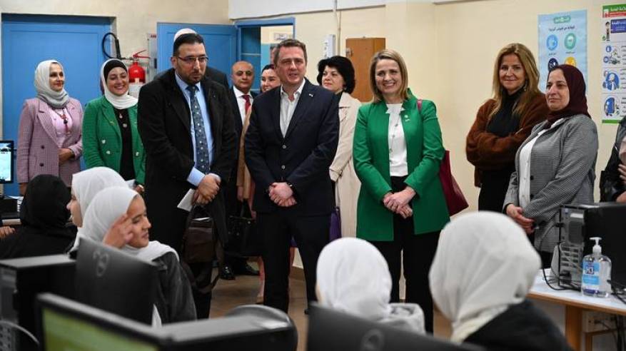 وزير الدولة الإيرلندي يزور مخيم عمان الجديد دعما للاجئي فلسطين