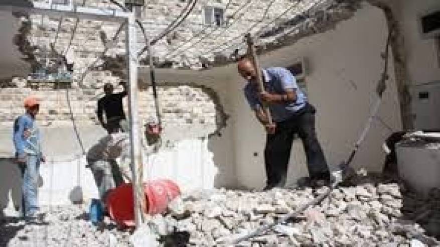 عائلتان فلسطينيتان تشرعان بهدم منزليها في القدس بضغط من بلدية الاحتلال