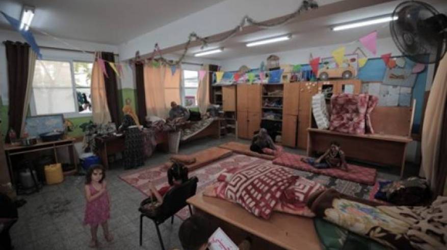 أكثر من 70,000 شخص نازحون في ملاجئ الأونروا بقطاع غزة , مدرسة تابعة للأونروا تؤوي العائلات النازحة تتلقى ضربة مباشرة