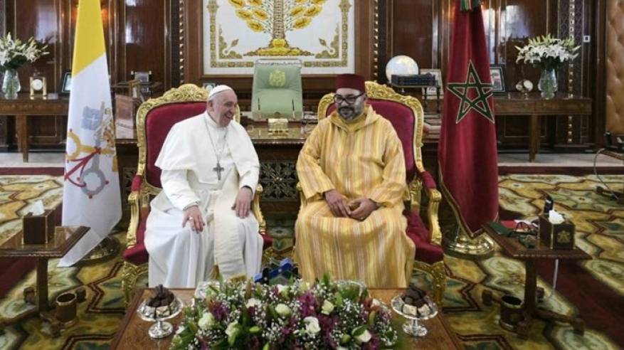 العاهل المغربي والبابا فرنسيس يوقعان 