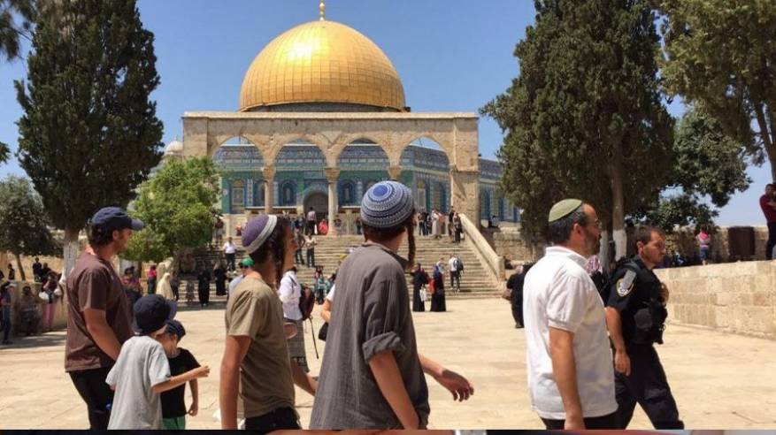 مستوطنون يقتحمون المسجد الأقصى وعلى رأسهم وزير الزراعة الإسرائيلي