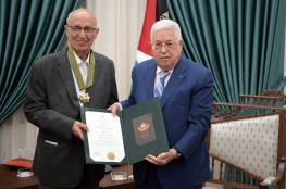 الرئيس يقلد القائد الوطني نبيل شعث النجمة الكبرى من وسام القدس