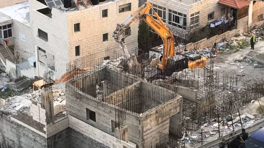 الاحتلال يشرع بهدم بناية سكنية وأساسات أخرى في القدس