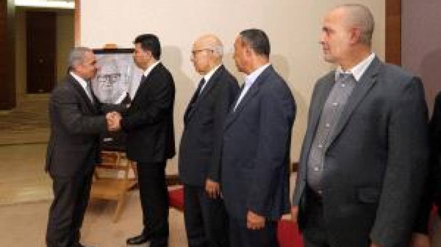 رئيس الوزراء يقدم واجب العزاء بالرئيس التونسي