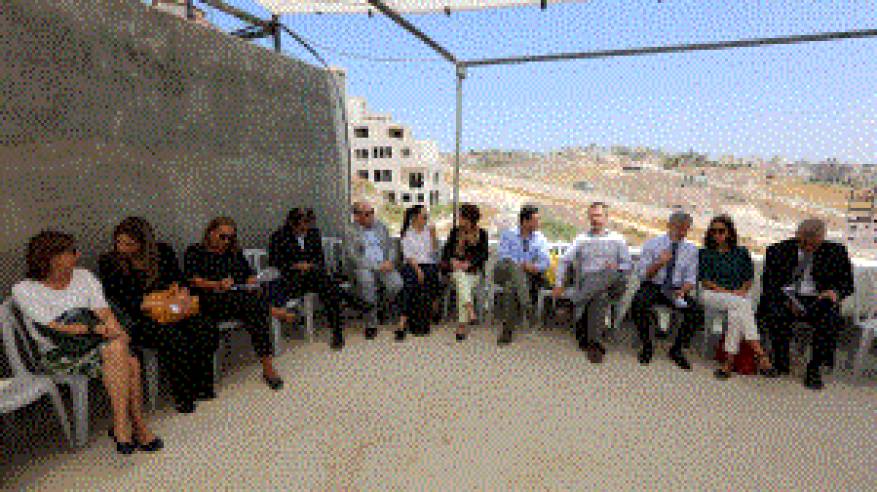 سفراء وقناصل معتمدون لدى فلسطين يطلعون على أوضاع بلدة صور باهر جنوب شرق القدس