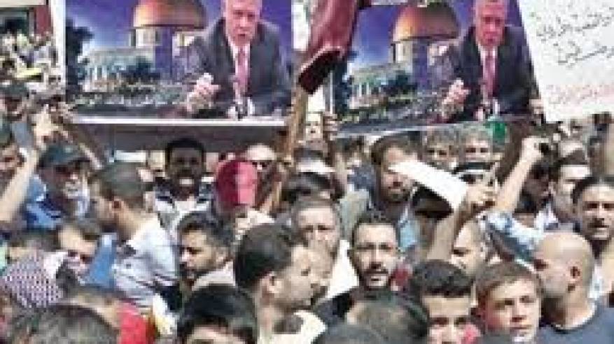 أبناء مخيم البقعة ينفذون وقفة دعما لمواقف العاهل الأردني تجاه القدس