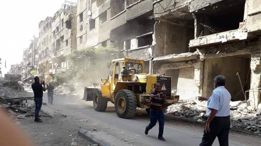 دمشق: تواصل عملية إزالة الأنقاض والركام من مخيم اليرموك