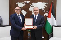 اشتية يُقلِّد سفير نيكاراغوا لدى فلسطين 