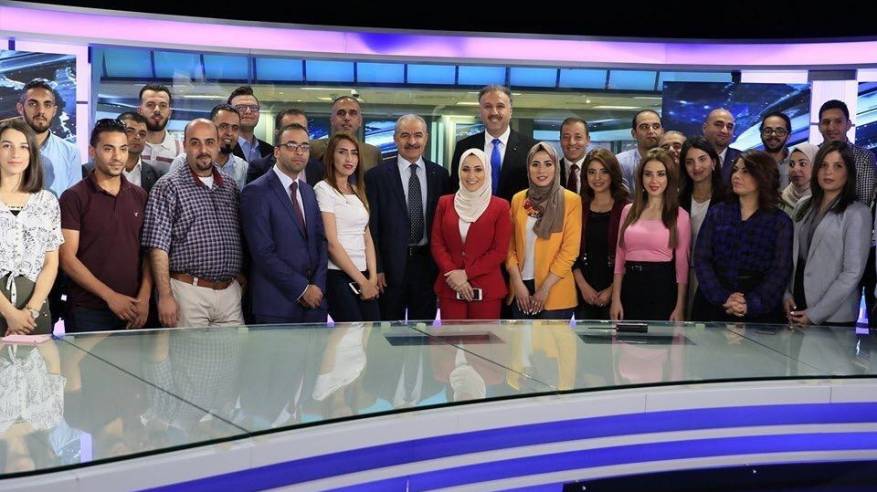 رئيس الوزراء مع كادر تلفزيون فلسطين