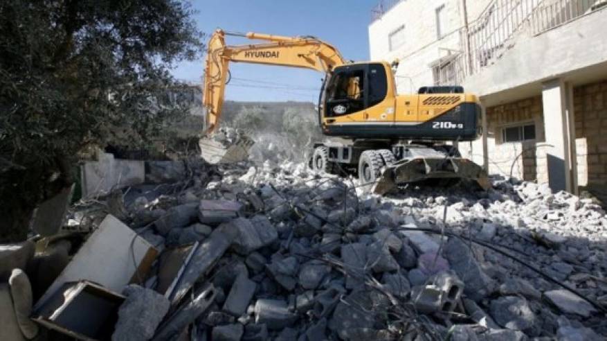 الاحتلال يهدم بناية سكنية في مخيم شعفاط وسط القدس