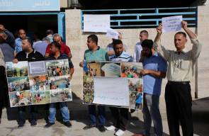 موظفون يعتصمون أمام مقر الاونروا في نابلس احتجاجاً على انهاء خدمات المئات من موظفي الوكالة في الضفة وغزة