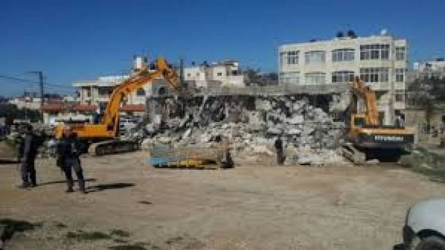 الاحتلال يهدم مبنى من طابقين بمخيم شعفاط في القدس