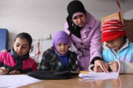 معلّمة بارعة تلهم  الطلبة اللاجئين الفلسطينين في مدرسة تابعة للأونروا في مخيم ويفل