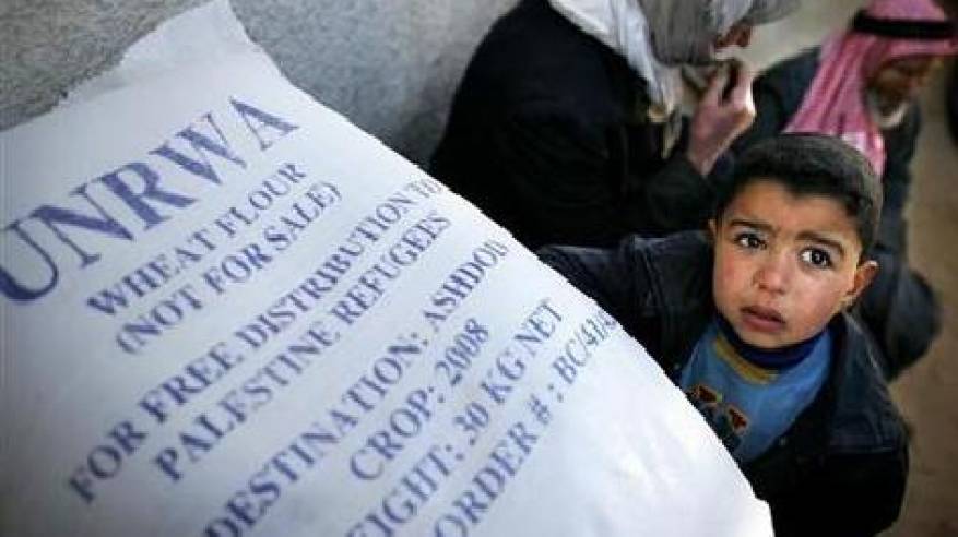 عدم وفاء الدول المانحة يضع فقراء غزة تحت رحمة " رغيف يابس"