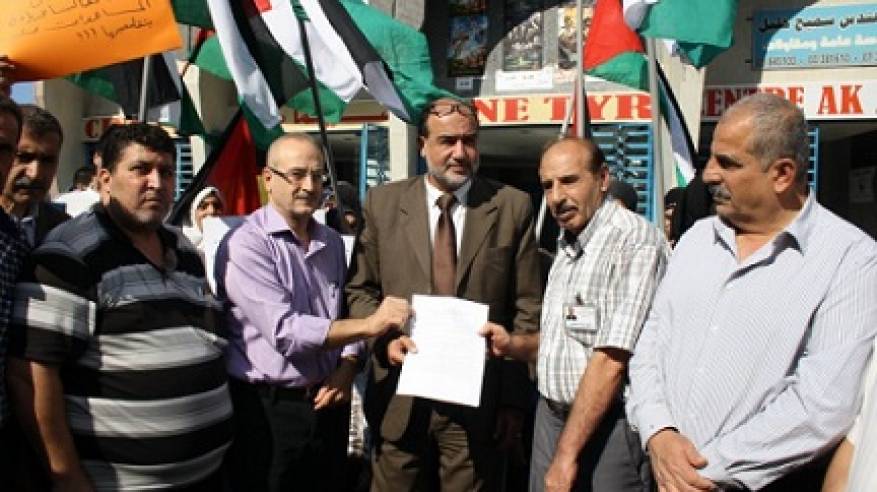 اعتصام للنازحين الفلسطينيين من سوريا امام مكتب الانروا في صور احتجاجاً على قطع المساعدات النقدية