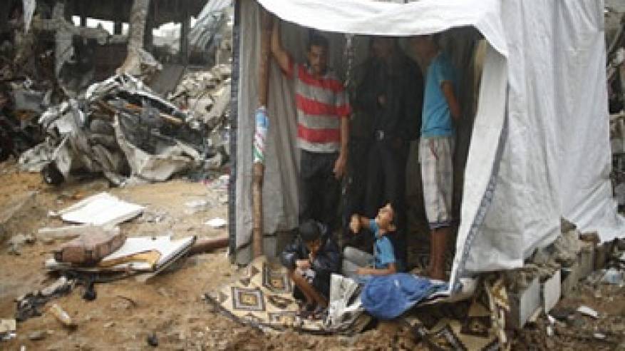 المطر يسبق الإعمار إلى منكوبي الحرب بغزة