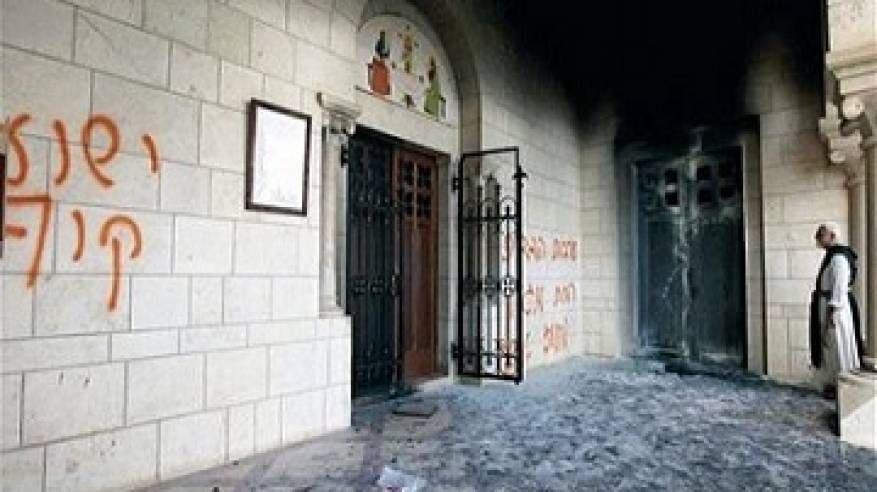 متطرفون يهود يحرقون كنيسة "السمك والخبز"على شاطئ بحيرة طبريا
