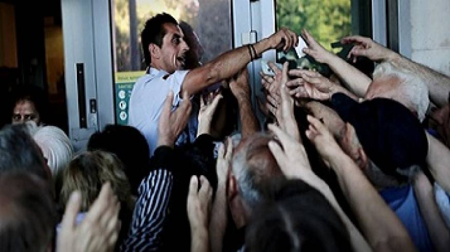 اليونان: مكاتب التصويت فتحت أبوابها للاستفتاء